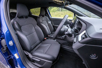 「エスプリ アルピーヌ」グレードの専用デザインとなる「A」をモチーフとしたロゴマーク入り「バイオスキン&ファブリックコンビシート」を標準で装備。フロントシートにはヒーターが内蔵されている。