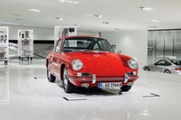 1963年のフランクフルトモーターショーで発表された「ポルシェ901」。のちに「911」と名を改めたこのモデルは、代を重ねつつ長年にわたってその神髄を受け継いできた。
