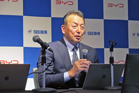 「BYD e自動車保険」について説明するBYDジャパンの東福寺社長。正規ディーラーで取り扱われる保険商品にダイレクト型の自動車保険が用意されるのは、非常に珍しいことだという。