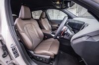 今回の試乗車では無償オプションの「パーフォレーテッドキルト ヴェガンザエスプレッソ・ブラウン」のシート表皮が選択されていた。標準仕様の表皮は「Mアルカンターラ/ヴェガンザコンビネーション・ブラック」となる。