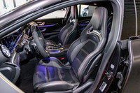 「AMG GT53 4MATIC+(ISG)ファイナルエディション」のキャビン。ナッパレザーをぜいたくに使用した「AMGパフォーマンスシート」やリサイクル素材を用いた「MICROCUT」のルーフライナーが標準で装備される。