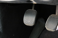 われらが「バイパー」のクラッチペダル。正直な話、購入検討時の試乗の段階から、あまりのミートポイントの近さに不穏なものを感じていましたよ。覚悟はしていましたよ。