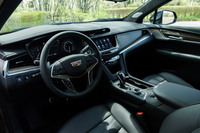 かつては「Cut-and-Sewn」を標語に掲げ、こだわりのインテリアを提供していたキャデラック。その文化は今も健在で、職人の手になるレザー表皮をはじめ、本物のウッド、金属、カーボンなどが随所に用いられている。