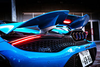 「765LTスパイダー」のリアエンドに装備される、可動式の「アクティブリアウイング」。車両の前後部を延長するだけでなく、ボディーの各パートと協調した空力的キャリブレーションが「LT」を名乗るゆえん。アクティブリアウイングはブレーキング時に自動で立ち上がり、エアブレーキとしても作動する。