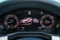 メーターは12.3インチのフル液晶タイプ。東京からずっと上り基調の道のりで静岡の朝霧高原まで行って撮影したため燃費が14.3km/リッターと表示されているが、帰りの下りで盛り返し、最終的な車載燃費計の数値は16.3km/リッターだった。