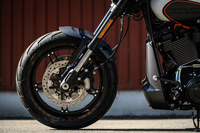 長いホイールベースを構成する、キャスター角の大きなフロントの足まわり。φ43mmのシングルカートリッジ式倒立フォークを採用している。