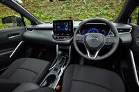 インテリアカラーはブラックのみ。本革巻きのステアリングホイールやシルバーのアクセントなどで上質感が演出される。