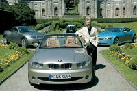 攻めたデザインで物議をかもす今日のBMWだが、世間の批判はクリス・バングル氏の時代もスゴかった。写真は「CS1」(写真手前)、「Xクーペ」(同左)、「Z9グランツーリスモ」(同右)と、3台のショーカーに囲まれてご満悦のバングル氏。2002年4月、コンクールデレガンス・ヴィラデステより。