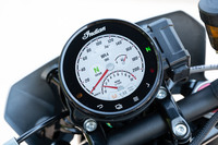 メーターの代わりに備わる4インチのタッチスクリーン。Bluetooth通信に対応しており、携帯端末を接続できる。画面のタッチに加え、ハンドルの左右のスイッチボックスでも操作が可能だ。