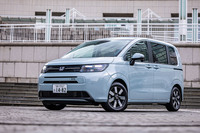 2024年6月28日に発売されたホンダのコンパクトミニバン「フリード」。最新モデルは2008年5月に登場した初代、2016年9月に発表された2代目に続く3代目となる。開発にあたってのグランドコンセプトは「“スマイル”ジャスト ライト ムーバー」で、使う人の気持ちにも寄り添い、日々の暮らしに笑顔をもたらすクルマとなることを目指したという。