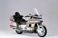 1988年4月に発売された4代目の「ゴールドウイング」(写真)は、激化しつつあったライバルとの競争に勝つべく、従来の4気筒に代えて、6気筒の水平対向エンジンが初採用されたモデル。ラグジュアリーツアラーという性格も、この代で一段と強まった。生産は米国のホンダ・オブ・アメリカ・マニュファクチュアリング(HAM)。