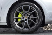 標準サイズより2インチ大きな、21インチの「カイエンエクスクルーシブデザインホイール」(オプション)。内側におさめられた黄緑色のブレーキキャリパーも目を引く。