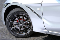 ステルスブラック塗装が施されたアルミホイール。サイズはフロントが15インチで、リアは16インチの異径となる。