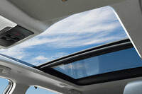 充実した装備が特徴の「G」「G e-4ORCE」だが、「オプションでも『X』『X e-4ORCE』では選べない機能・装備」となると意外と少なく、ワイヤレス充電器や助手席の電動調整機構、後席用エアコンぐらいだ。また、オプションでサンルーフが設定されるのはG/G e-4ORCEだけとなる。