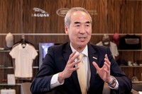 「165項目にわたる検査を基本に、必要がある場合はそれ以外の箇所も積極的に点検します」と語る、中古車部次長の中村善和さん。