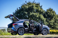 「RX350h“バージョンL”」のボディーサイズは全長×全幅×全高=4890×1920×1700mm、ホイールベースは2850mm。「ポルシェ・カイエン」や「BMW X5」より少しだけコンパクトで取り回しがしやすいサイズ感だ。