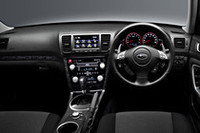 インパネまわりの基本デザインは変更なし。加飾パネルの意匠が変わった程度だ。