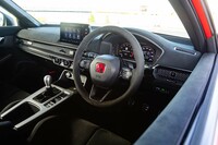 「レーシングブラックパッケージ」のインテリア。ダッシュボードやフロントドアライニングは、いずれも黒のスエード調素材「ウルトラスエード」で覆われている。