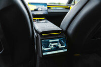 後席のシート調節は液晶画面を介して行う。4座仕様のモデルでは、前席・後席ともに、5種類のモードからなるマッサージ機能が利用できる。