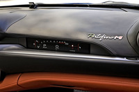 助手席前のダッシュボードに埋め込まれた7インチサイズの「パッセンジャーディスプレイ」。速度やエンジン回転数、「マネッティーノ」のセッティング状況などが表示されるほか、このパネルを直接タッチして助手席側からオーディオやカーナビの一部操作も行える。