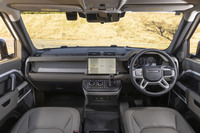 着座位置が高いため、視界のよさは格別だ。エアコンやドライブモードはボタンとダイヤルの組み合わせで設定できるようになっており、ダッシュボードのシンプル化を進める「レンジローバー」各車との考え方の違いを感じる。