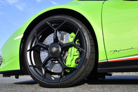 ブレーキディスクはカーボンセラミックが標準。フロントに6ピストン、リアに4ピストンのキャリパーが備わる。