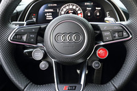 4つのサテライトスイッチのうち、アウディドライブセレクトの切り替えボタンは左の上。試乗した「V10プラス」には、さらにその下にダイナミック性能を引き出すパフォーマンスモード選択ボタンが用意される。