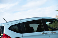 専用デザインのフロントグリルや、アンダーガードを思わせる装飾付きの前後バンパー、サイドシルガーニッシュ、ルーフレール(写真)などが、外観における「クロスター」の特徴だ。