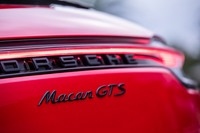 最新の「マカンGTS」は最高出力380PSの2.9リッターV6ターボエンジンを搭載。この最高出力は従来モデル比で20PSの向上となる。テールランプは左右がつながった新デザインに変更された。