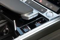 センターコンソールのパームレストにはコンパクトなシフトセレクターが付いている。操作(移動)距離が短いので、指先を動かすだけで操作できる。