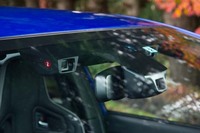 レーシーなコンプリートカーながら、先進安全装備の「アイサイト(ver.3)」を装備する。STIの開発陣によれば、サーキットなどでヘトヘトになるまで楽しんでも、帰り道の運転の心配をしなくていいように、という配慮によるものだという。