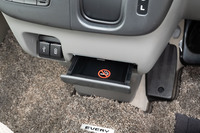 シフトセレクター下部の一等地には今どき珍しい灰皿を装備。開けてみると禁煙のシールが貼ってあった。