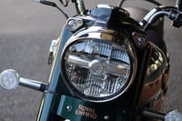 バイザーがおしゃれなヘッドランプはLED式。その上部左右に見られる小さなポジションランプもチャームポイントのひとつ。