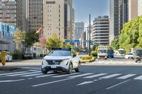 2025年9月に日産が実施した自動運転技術のデモンストレーションにて、日比谷通りを走る「アリア」の試作車。