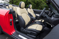 「クラシックトリム」ではクロスとレザーの黒いコンビシートが装備されるが、試乗車には個別オプションで用意される、明るいチェック柄の入ったシートが採用されていた。