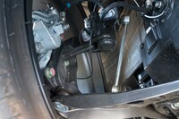 「GR86」ではフロントに先代と同じ鋳鉄製ナックルを使う(ブレーキキャリパー横の黒いパーツ)。アルミ製を使う新型「スバルBRZ」ではこの部分がシルバーだった。