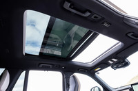 チルトアップ機構付き電動パノラマガラスサンルーフは「ボルボXC90」の全モデルに標準で装備されるアイテム。内側には通気孔加工が施されたテキスタイル製の電動サンシェードが備わる。