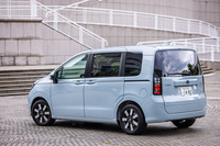 「フリード エアー」は写真のエアー専用色となる「フィヨルドミスト・パール」を含む全9色、「フリード クロスター」は専用新色の「デザートベージュ・パール」を含む全8色からボディーカラーを選択できる。販売開始1カ月のデータを見ると、エアーでは「プラチナホワイト・パール」が43%、クロスターではデザートベージュ・パールが33%を占める人気ボディーカラーとなっている。