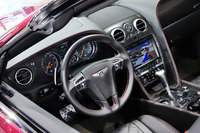 「ベントレー・コンチネンタルGTスピード コンバーチブル」のインテリア。生産台数が極めて少なかった、こうしたモデルと出会えるのも「コーンズ コレクション」の楽しみ。