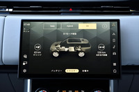 ダッシュボード上部中央にタッチ式の13.1インチディスプレイを配置。エアコンやシートの設定、ナビやオーディオ、インフォテインメントシステムの操作などが行える。写真はエネルギーフローの表示画面。