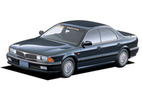 1990年登場の初代「三菱ディアマンテ」。逆スラントのフロントマスクが「BMWに似てる!」と指摘されたが、マーケットの反応は良好で、同年の日本カー・オブ・ザ・イヤーにも輝いている。