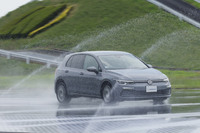 「フォルクスワーゲン・ゴルフ」で行ったウエットブレーキテストの様子。新品の「プライマシー5」装着車と残溝が2mmとなったプライマシー5装着車の制動距離を比較することができた。