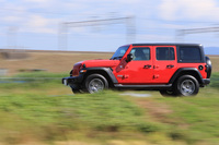 オンロードでの走りについては、フロントウィンドウの傾斜角を5.8°寝かせるとともに、新たに合わせガラスを採用。空気抵抗や走行ノイズの低減を図っている。