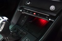 シフトレバー前方の小物入れスペース。試乗車にはスマートフォンの非接触充電機能(オプション)が備わっていた。