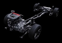 「GRカローラ」「GRヤリス」に採用される「G16E-GTS」エンジンは、ハイパワーな1.6リッター3気筒ユニット。「GR-FOUR」と呼ばれるスポーツ4WDシステムが組み合わされる。写真はGRカローラのパワートレイン。