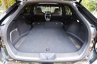 後席の背もたれを倒せば、荷室の容量は1045リッターにまで拡大できる。この状態での奥行きは1805mm。