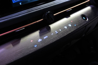 クルマを“起動”すると、ダッシュボードにエアコンの操作パネルが浮かび上がる。このコントローラーにはハプティクス(触覚提示技術)が採用されており、触れると微振動して、操作の受理を人間に伝えてくる。