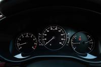 メーターは3眼式。中央の速度計は7インチのTFT液晶となっており、燃費や運転支援システムの作動状態など、さまざまな情報が表示される。