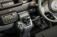 自然吸気エンジンモデルには、「S660」のものをベースにFF化および商用車に最適化された6段MTも設定される。ギアやクラッチが強化されているほか、6速をよりハイレシオとすることで高速巡航時の静粛性が高められている。