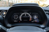 12.3インチの液晶メーターは右中左の3カ所に好みの表示項目を設定できる(3パターン)。パターンはステアリングスイッチで簡単に切り替えられる。